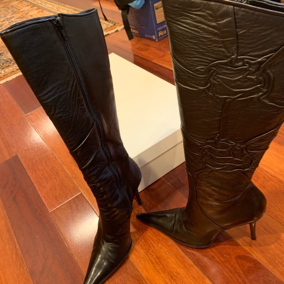 Black leather boots pointed shoe and with a heel - Picture 2 of 3